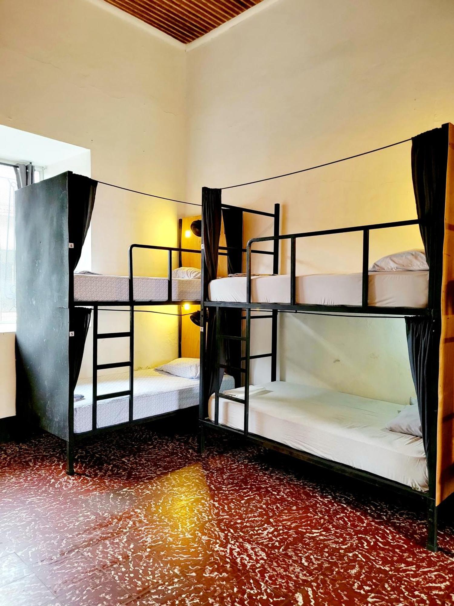 Poco A Poco Junior Hostel Leon Bagian luar foto