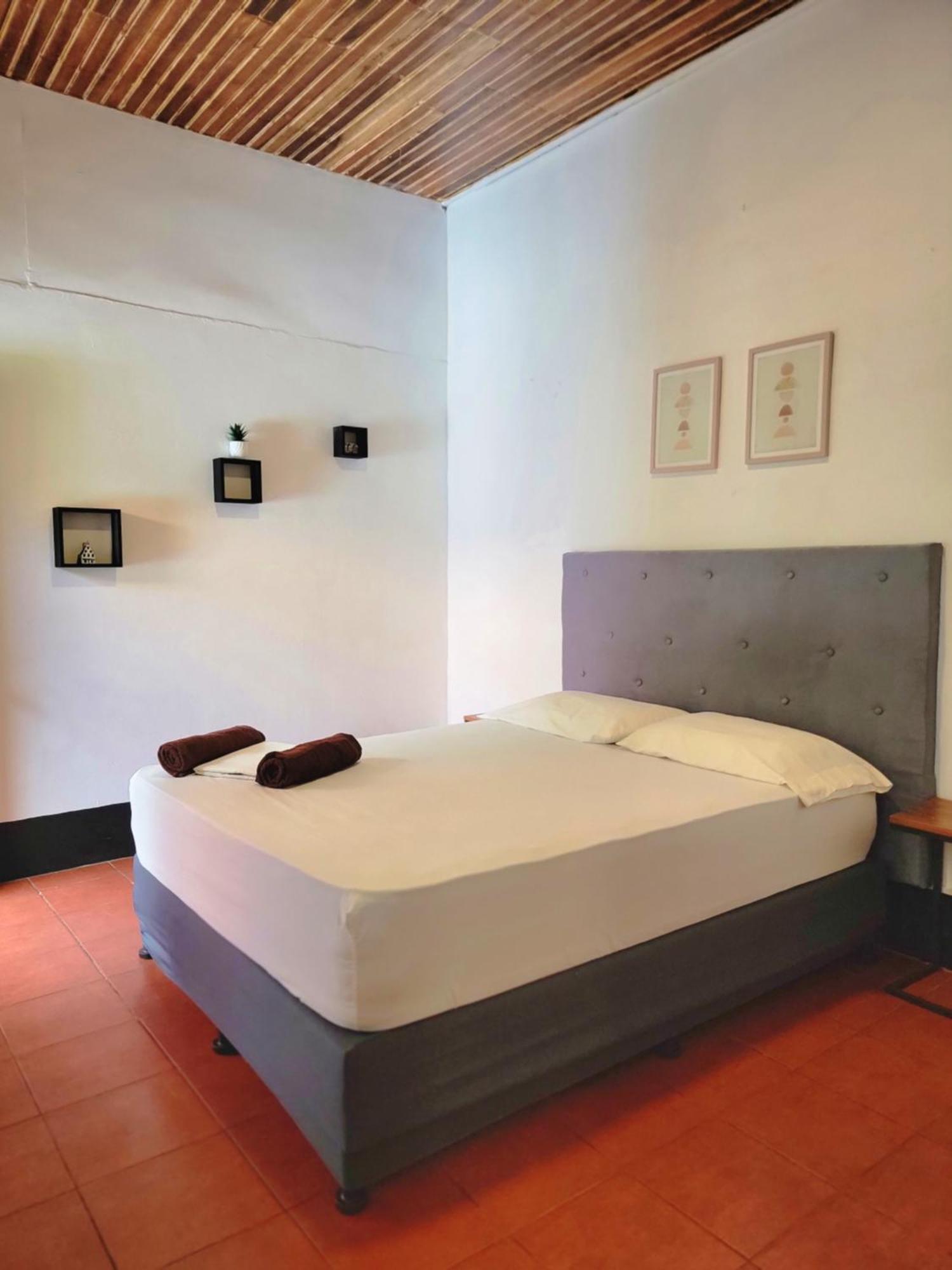 Poco A Poco Junior Hostel Leon Bagian luar foto