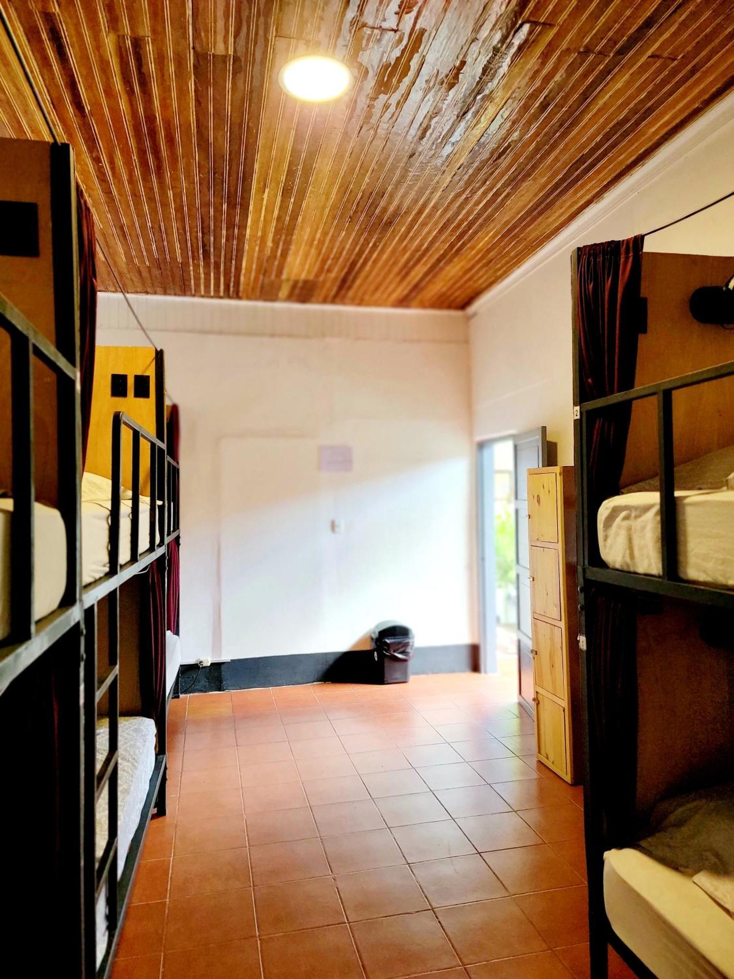 Poco A Poco Junior Hostel Leon Bagian luar foto