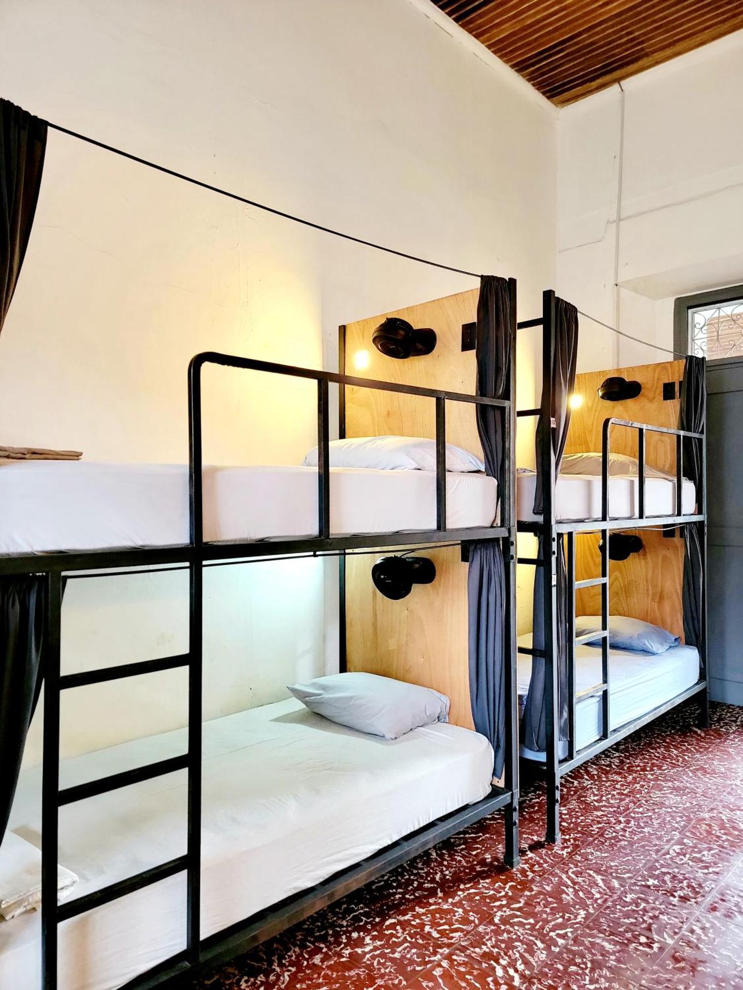 Poco A Poco Junior Hostel Leon Bagian luar foto